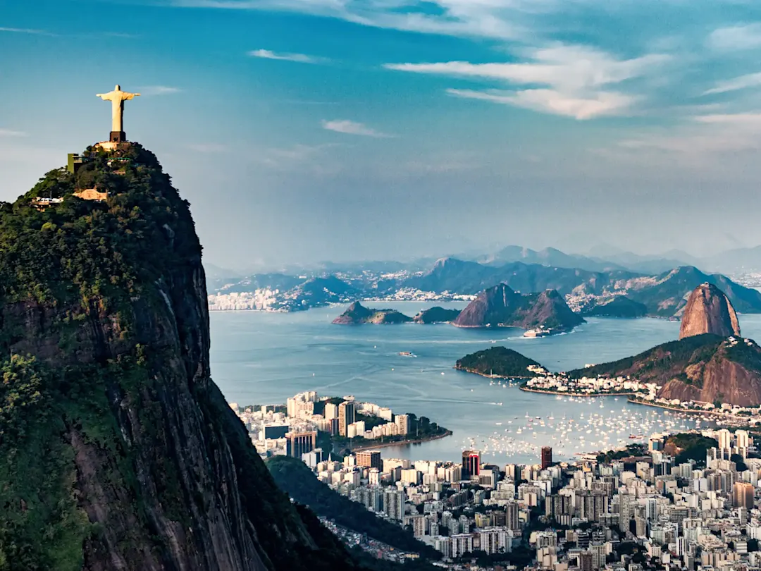 Christusstatue mit Blick auf Rio und die Bucht. Rio de Janeiro, Rio de Janeiro, Brasilien.
