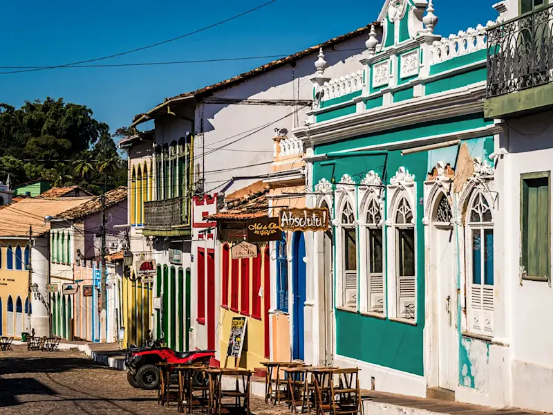 Brasilien, Bahia, Lençóis Bunte Kolonialhäuser in einer Kopfsteinpflasterstraße. Lençóis, Bahia, Brasilien.