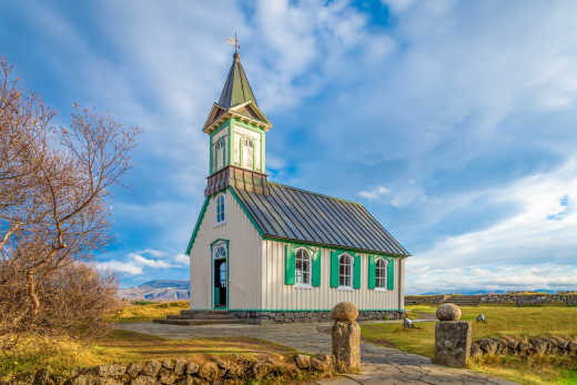 Vue sur l'église de Þingvellar dans le parc national de Thingvellir, Islande.