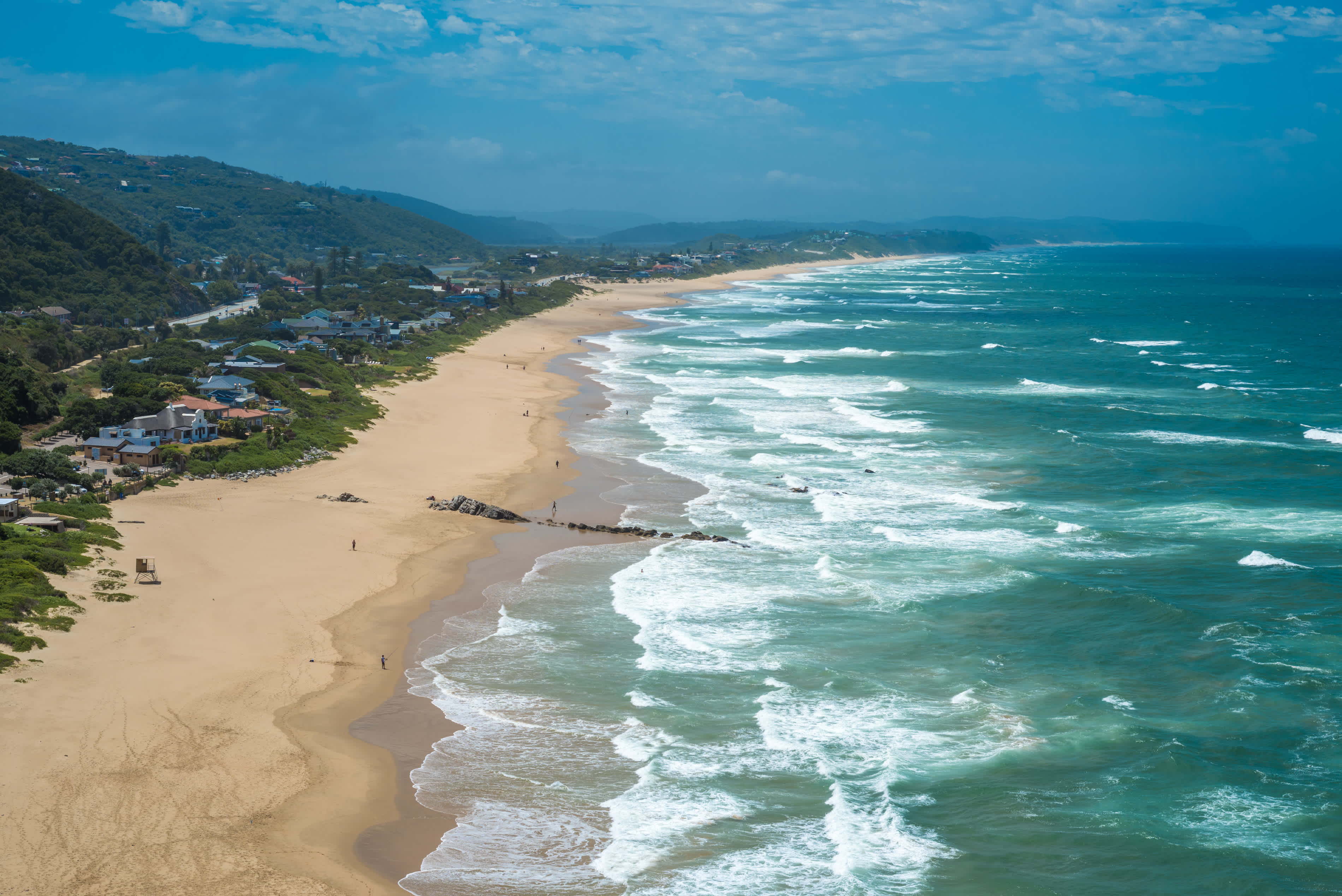 Luftaufnahme des langen Wilderness Beach mit heftigem Wellengang