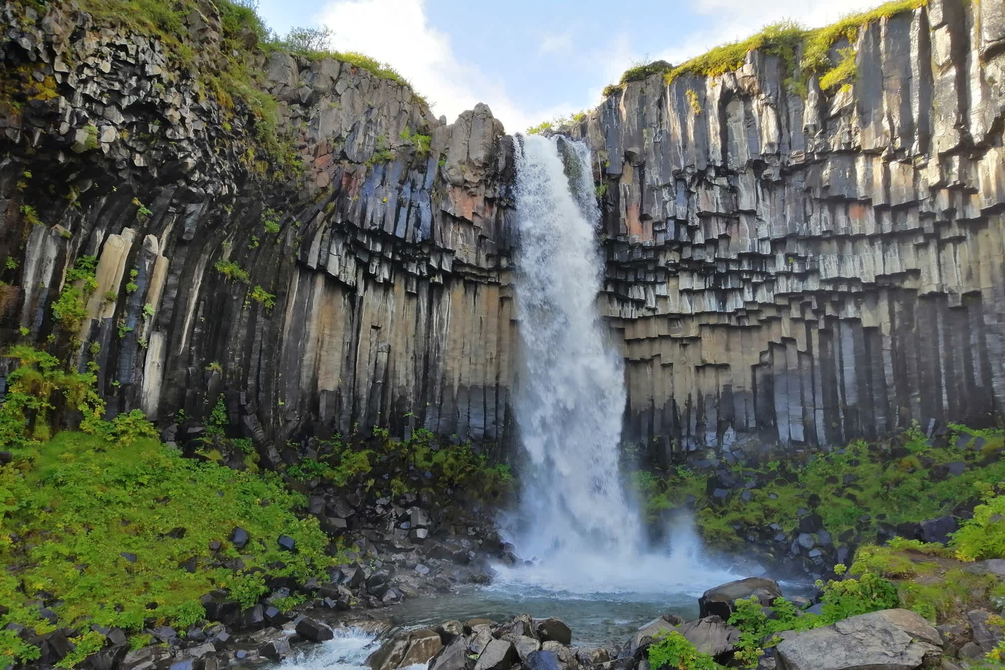 Vue sur la chute d'eau Svartifoss
