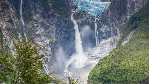 Gletscher_und_Wasserfall_im_Queulat_Nationalpark_Chile