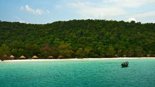 Vue depuis l'eau sur une plage avec des parasols de l'île de Koh Rong Samloem, au Cambodge