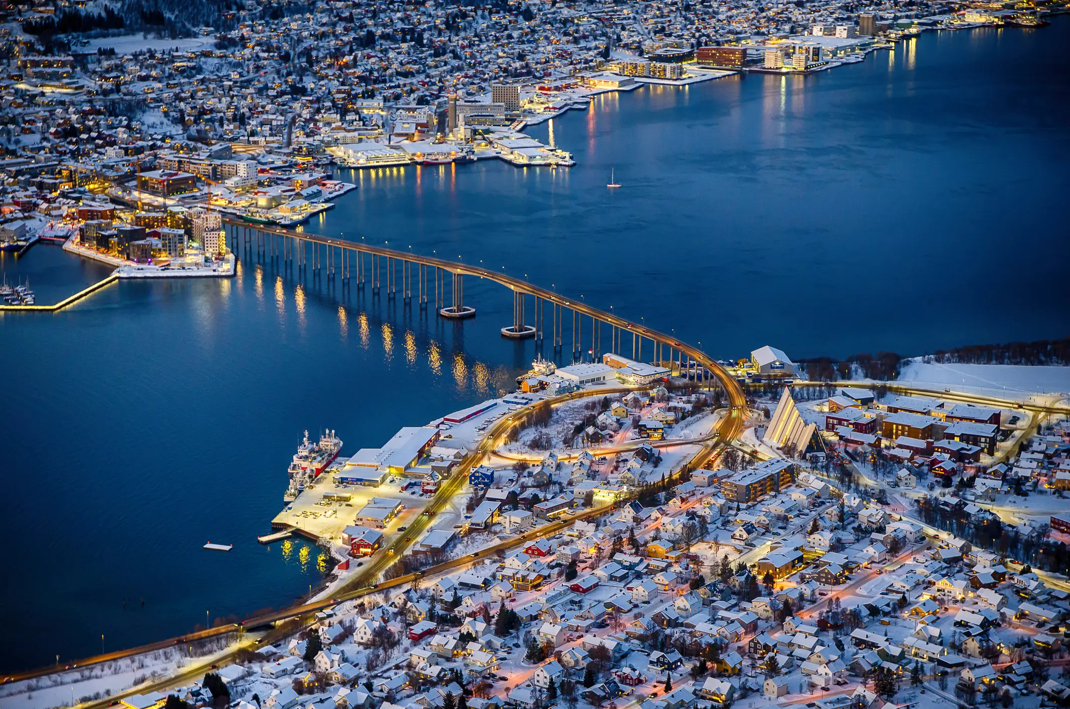 Luftaufnahme Tromsö Stadtpanorama von Seilbahn Fjellheisen, Norwegen.