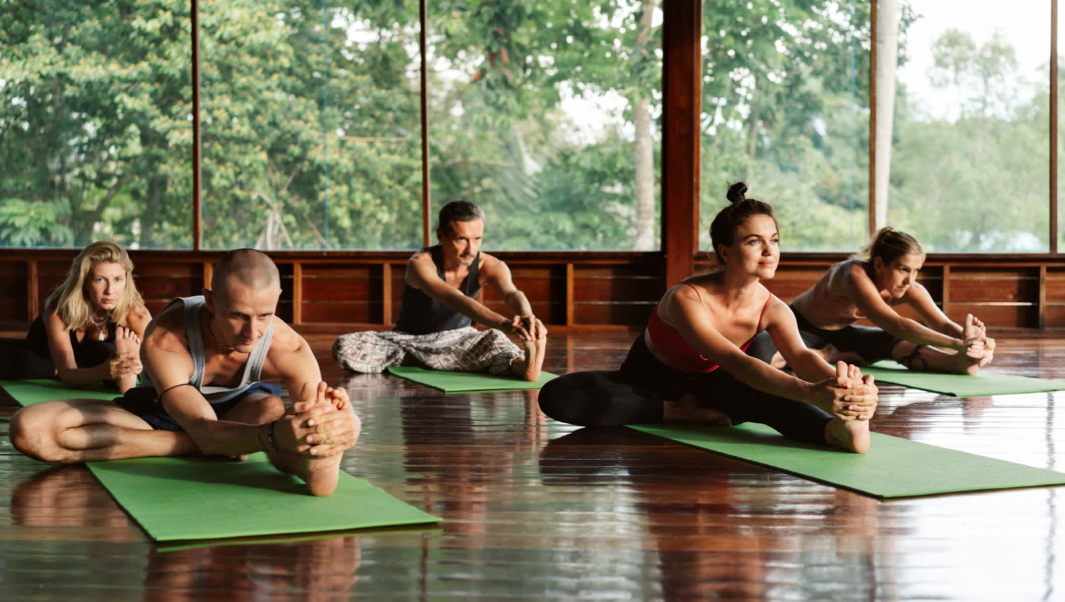 Un groupe pratique le yoga