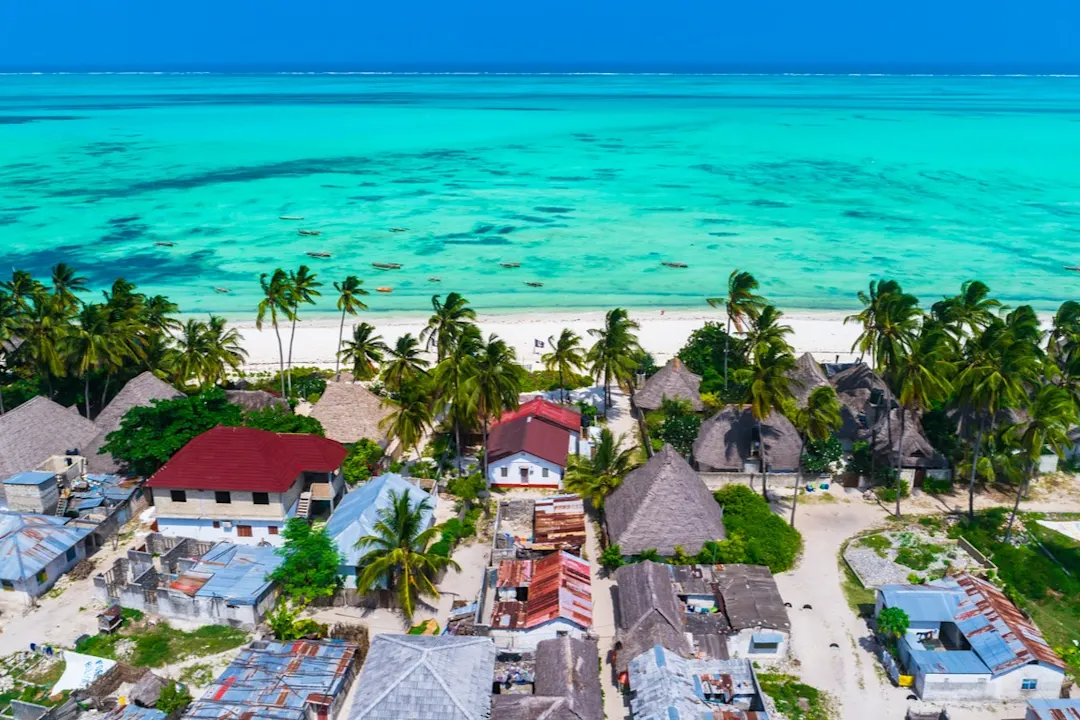 Tropischer Strand mit Gebäuden
