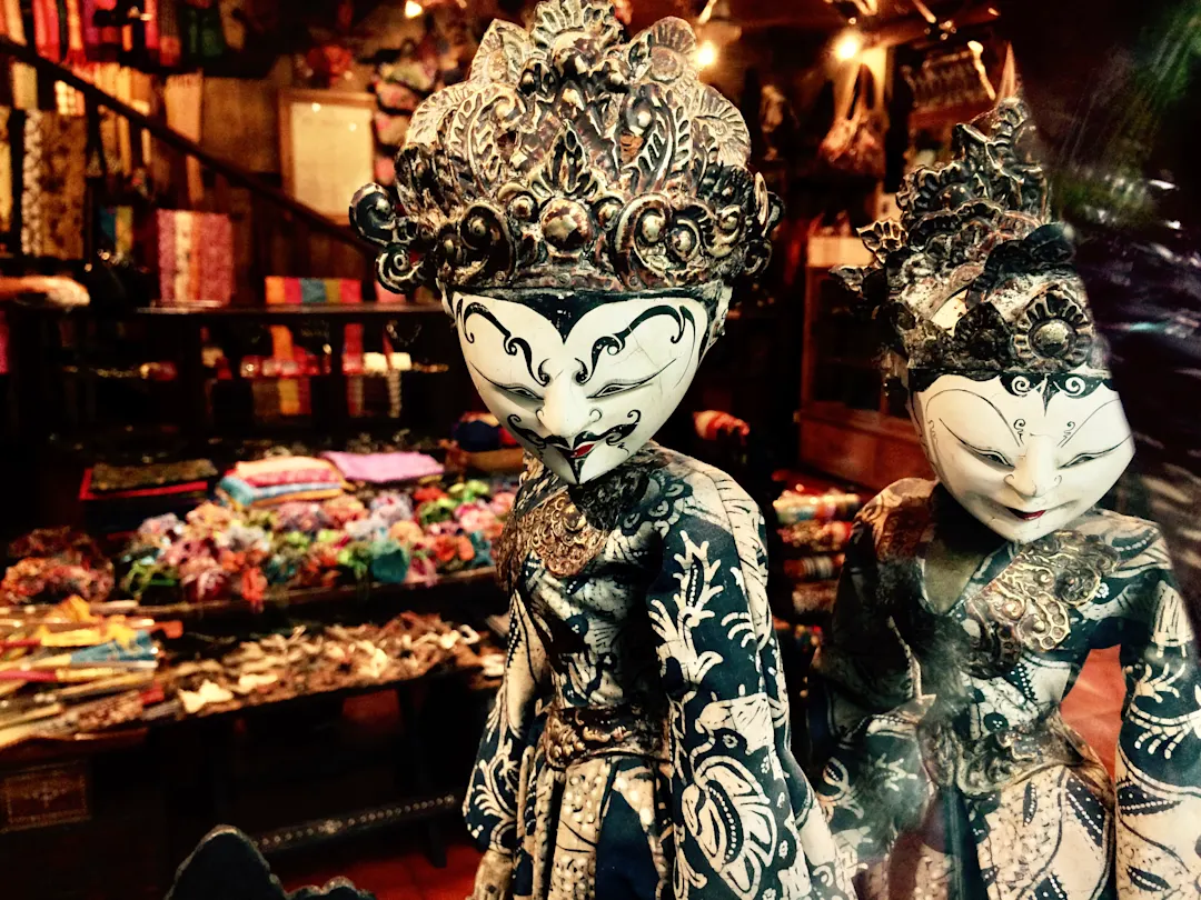 Indonesien, Bali Balinesische traditionelle Figuren im Einkaufszentrum