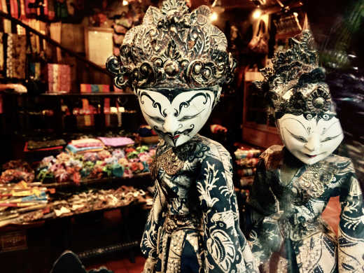 Figurines traditionnelles balinaises dans un centre commercial, à Bali, en Indonésie
