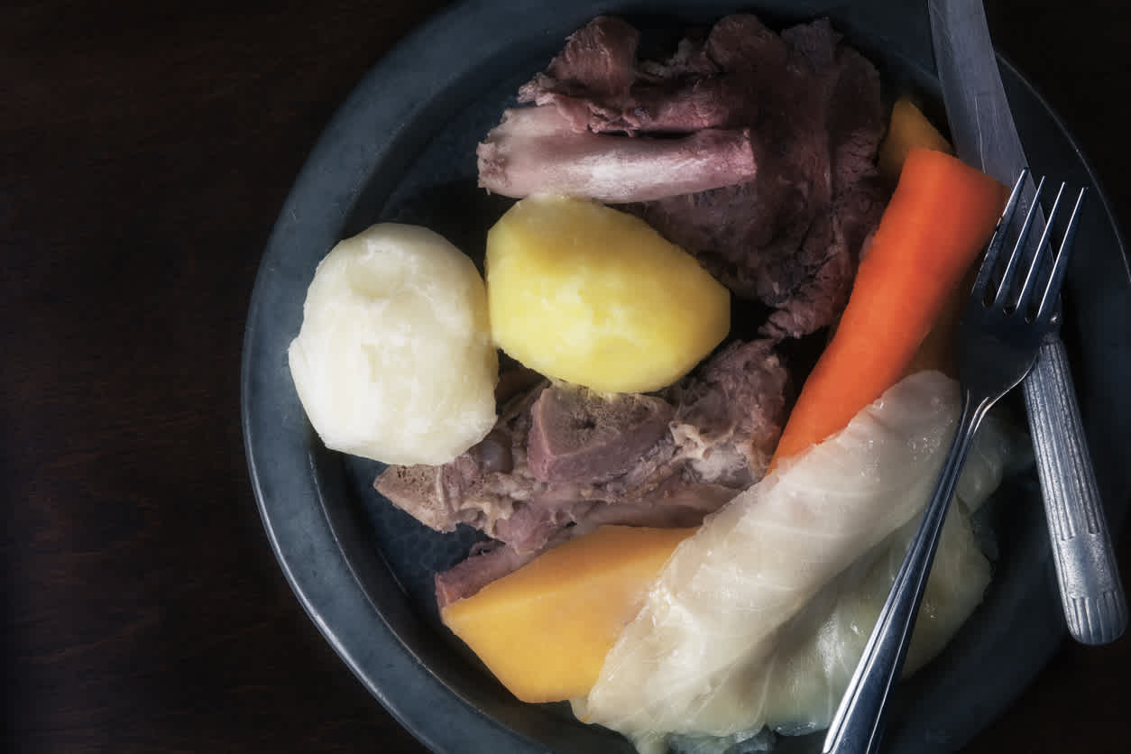 Probieren Sie auf Ihrer Reise nach Neufundland und Labrador Jigg's Dinner, einen lokalen Cousin des Schmorbratens.