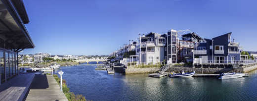 Promenade sur le port à Waterfront Knysna Quays en Afrique du sud