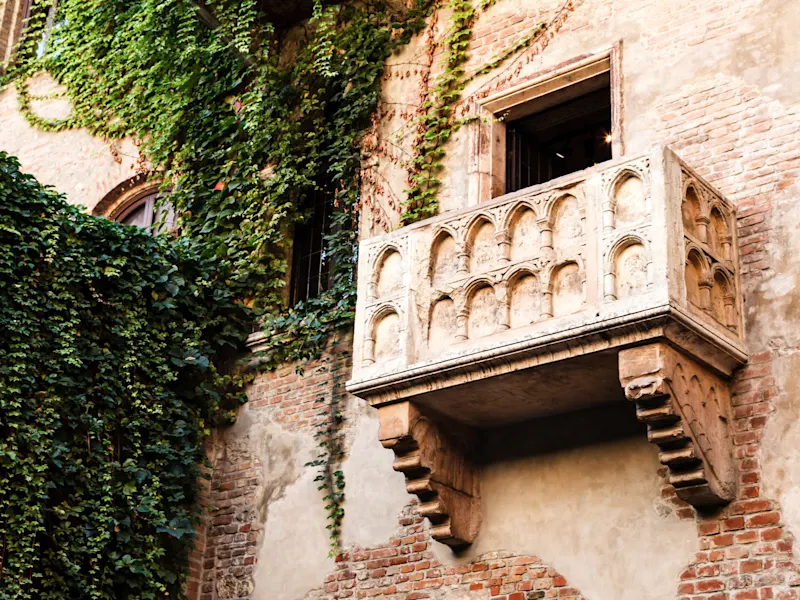 Verona, Venetien, Italien Balkon mit Efeu bewachsen, in Verona, Venetien, Italien.