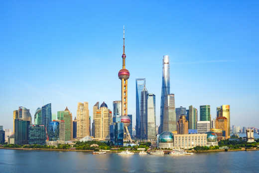 La tour de télévision de la Perle de l'Orient au milieu des gratte-ciel de Shanghai