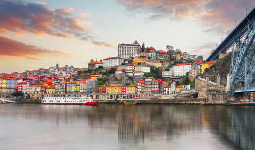 Skyline von Porto bei Sonnenuntergang, Portugal.