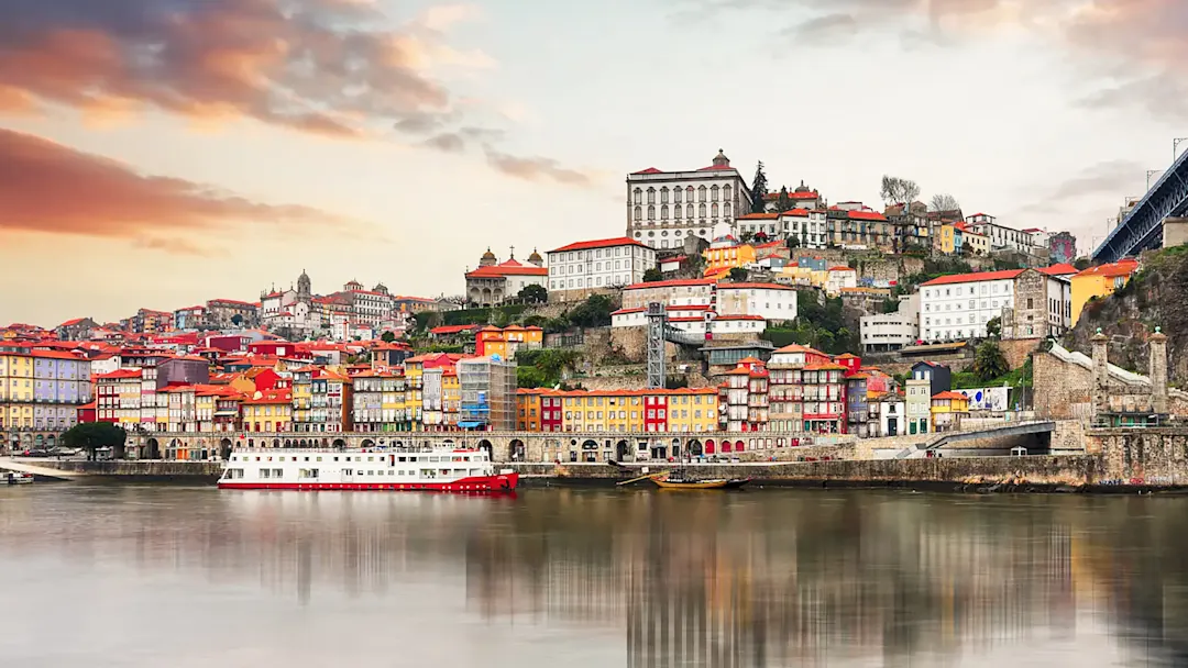 Skyline von Porto bei Sonnenuntergang, Portugal.