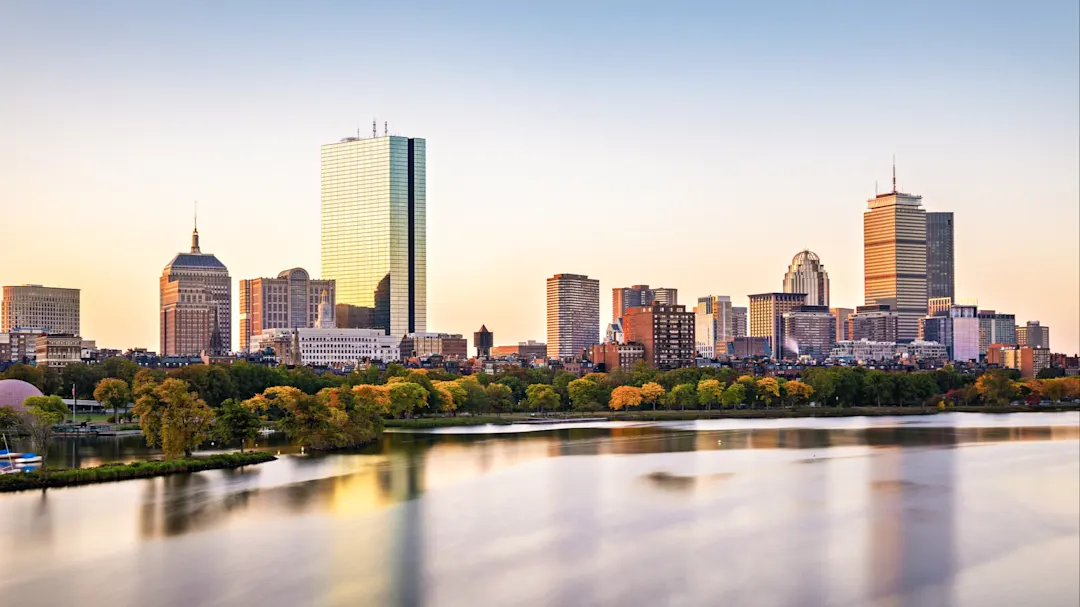 Skyline von Boston bei Sonnenuntergang mit Blick auf den Charles River. Boston, Massachusetts, USA.