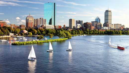 Segelboote mit einer Stadtlinie von Boston im Hintergrund, Massachusetts, USA