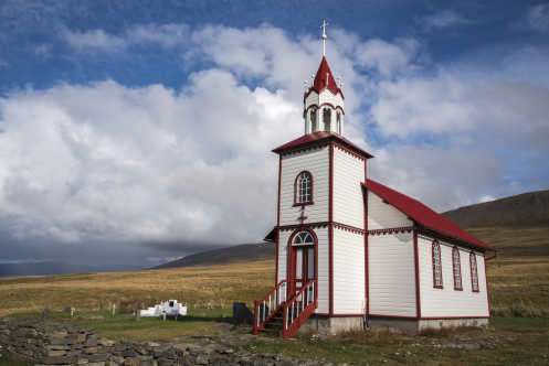 Eine kleine Kirche östlich von Sauðárkrókur in Island. 
