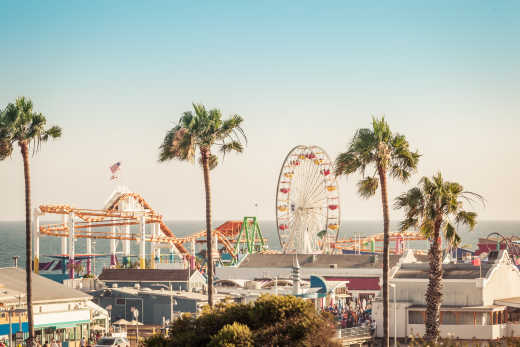 Berühmter Vergnügungspark mit Ferris wheel in Santa Monica