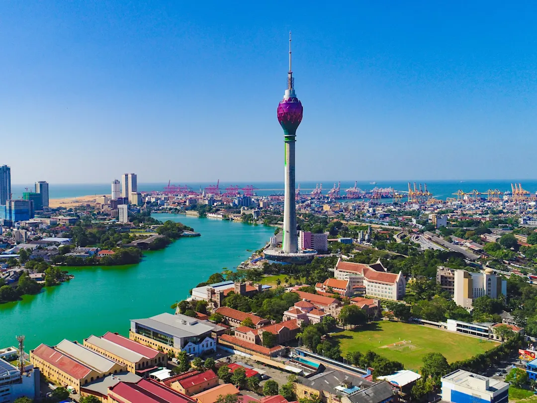 Blick auf die Skyline von Colombo mit modernen Architekturgebäuden einschließlich der Lotustürme.