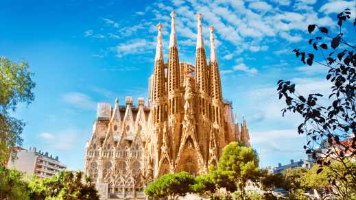 Entdecken Sie die unglaubliche Kathedrale Sagrada Familia, die hier abgebildet ist, bei einem Urlaub in Barcelona