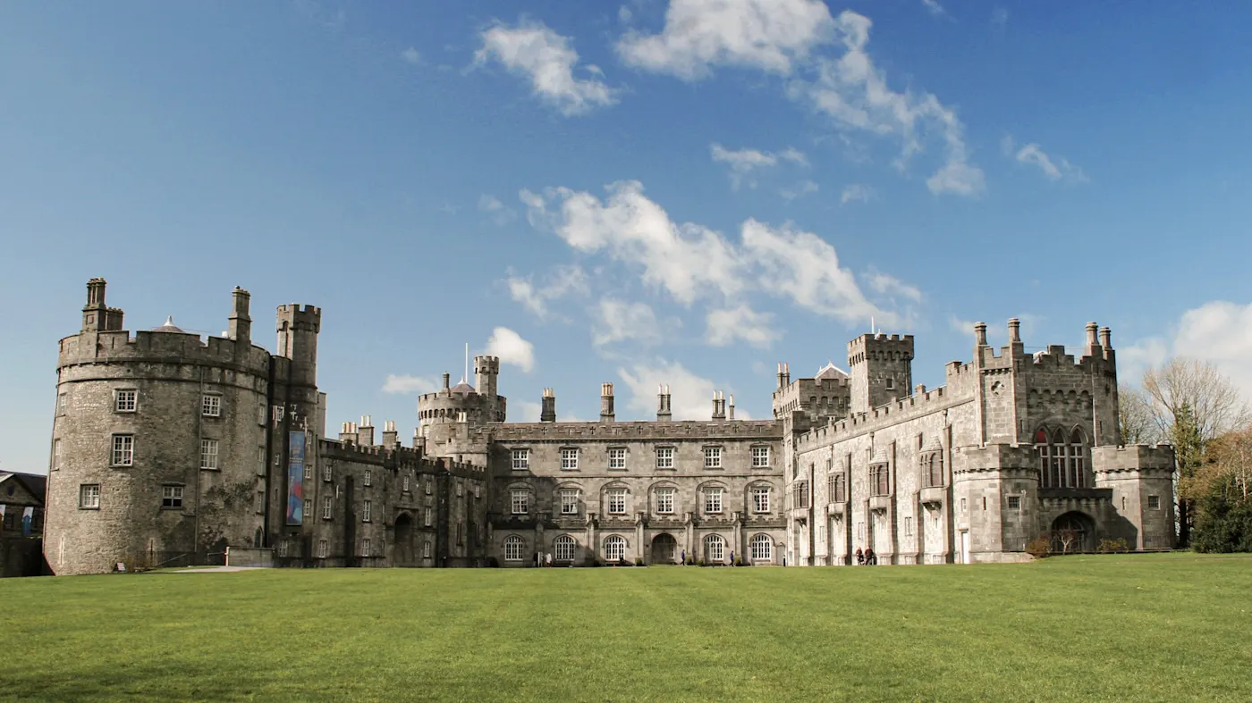 Kilkenny, Irland Kilkenny Castle in Kilkenny, Irland mit grünem Rasen und blauem Himmel.