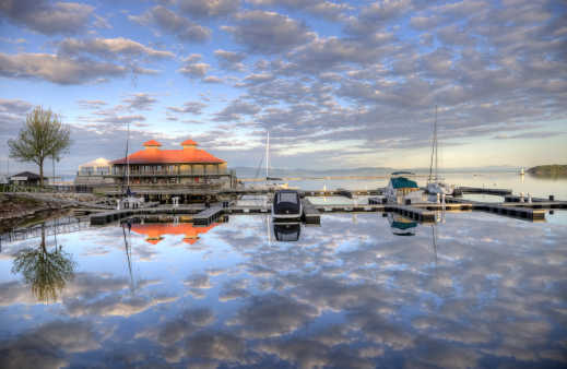 Ansicht zum Burlington Hafen auf dem Champlain-See, Vermont, USA

