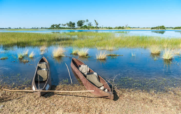 Alte Fischerboote am Ufer des Okavango Deltas