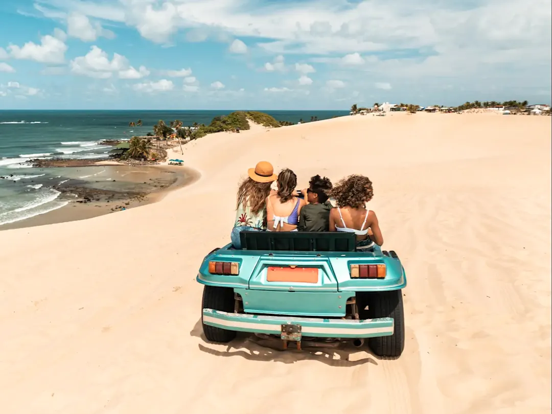 Menschen im Buggy auf Sanddünen am Meer. Natal, Rio Grande do Norte, Brasilien.
