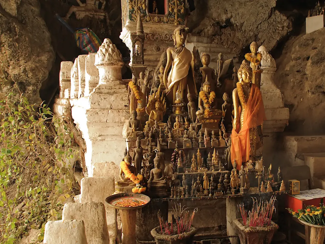 Buddha-Statuen in einer Höhle. Pak Ou Höhlen, Luang Prabang, Laos.