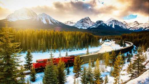 Le train de la Canadian Pacific Railway traverse le parc national de Banff, Alberta, Canada.