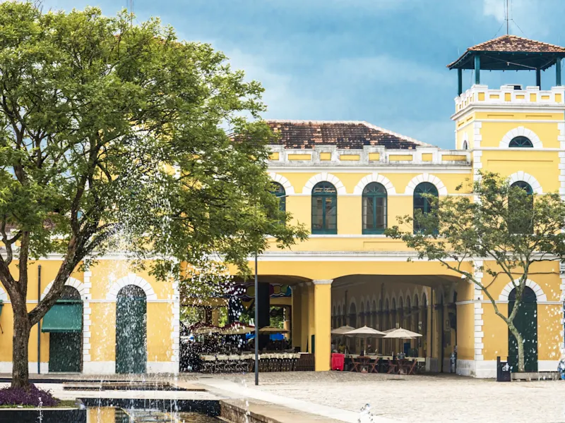 Florianópolis, Santa Catarina, Brasilien Traditioneller Fischmarkt mit gelber Fassade und einem Brunnen im Vordergrund. Florianópolis, Santa Catarina, Brasilien.
