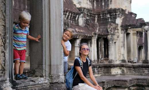 Une maman et ses deux enfants visitent les temples d'Angkor