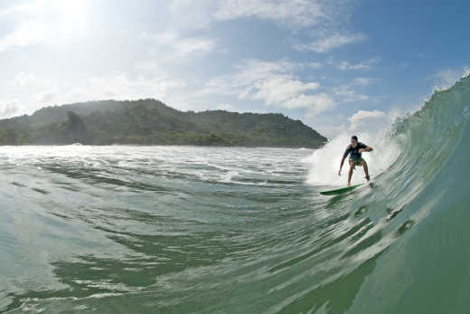 Surfer reitet eine Welle in Costa Rica