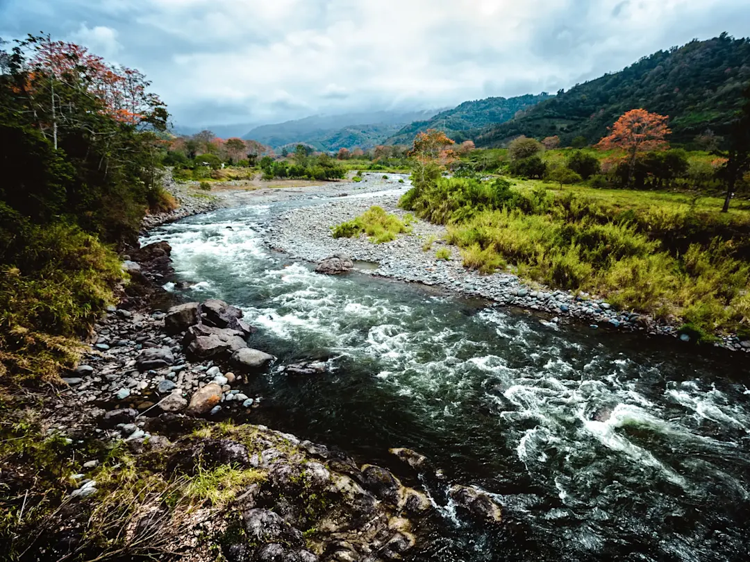 Fluss mit umliegenden Hügeln und Bäumen, Cartago, Cartago, Costa Rica.
