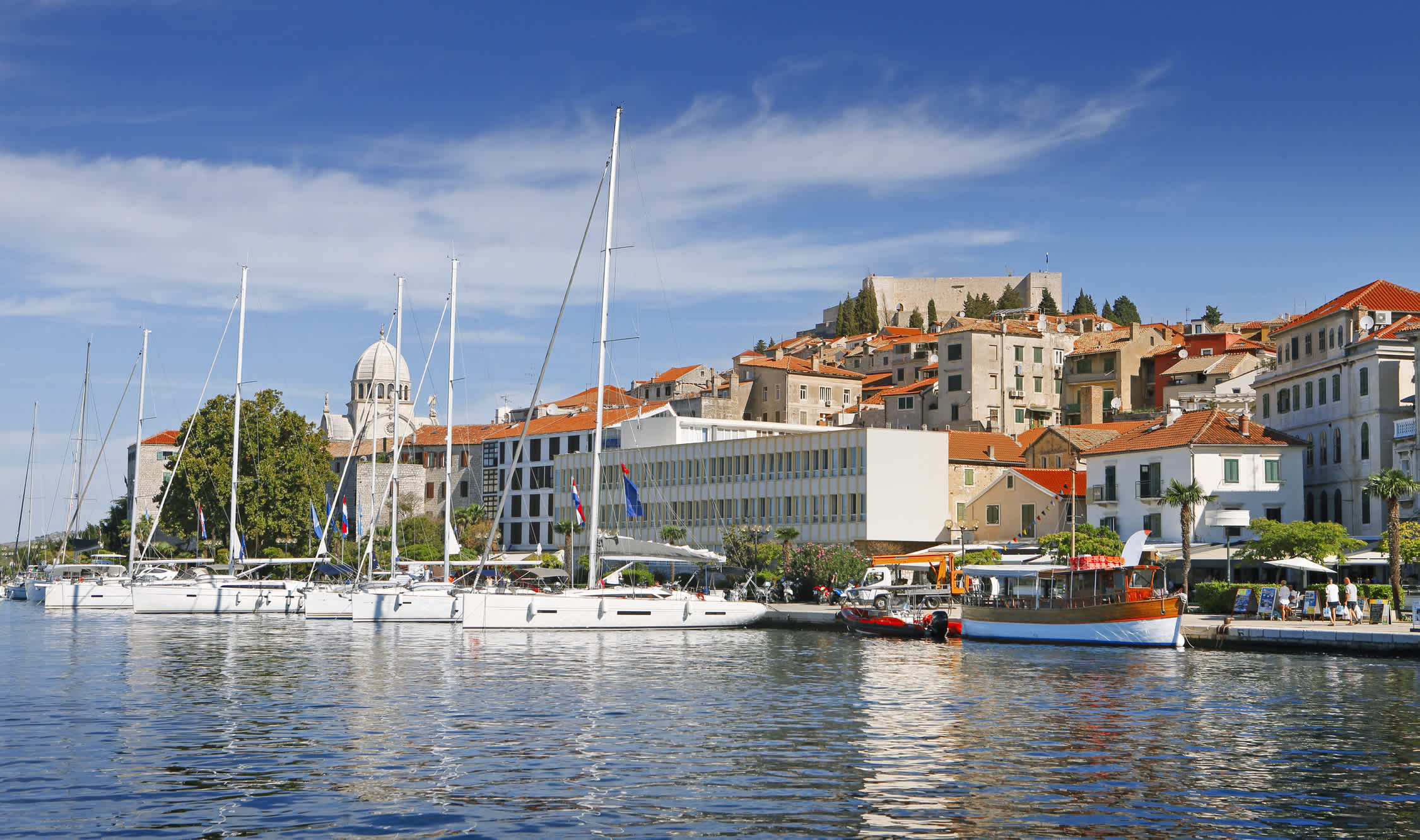 Panoramaansicht des Hafens von Šibenik, Dalmatien, Kroatien. 