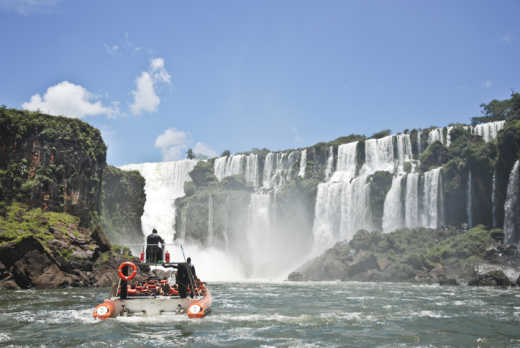 Approchez-vous au plus près des cascades pendant votre voyage aux chutes Iguazu côté Argentine, lors d'une sortie en bateau.