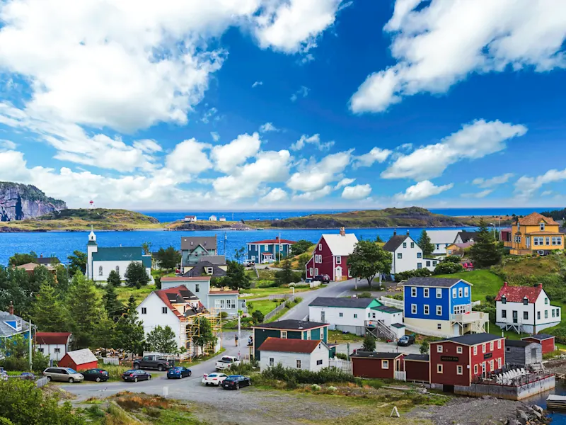 Kanada, Newfoundland, Trinity Bunte Häuser mit Meerblick an der Küste. Trinity, Newfoundland, Kanada.