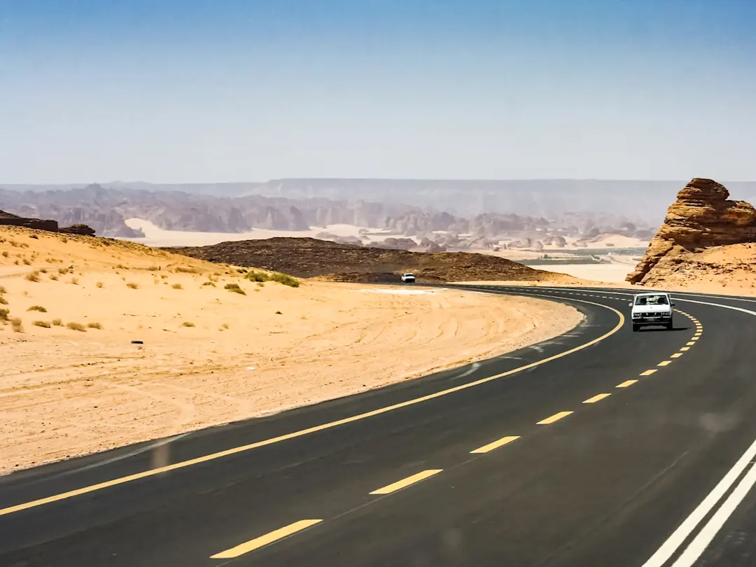 Einsame Straße durch die Wüste mit Felsformationen. Tabuk, Tabuk, Saudi-Arabien.