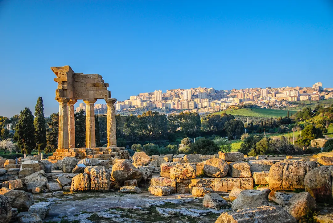 Italien, Sizilien, Tal der Tempel Ruinen des Tempels von Castor und Pollux im Tal der Tempel auf Sizilien.