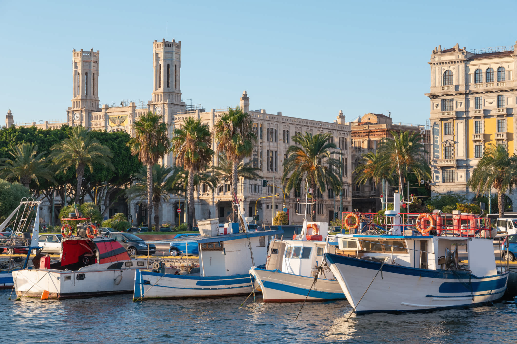 Boote im Yachthafen von Cagliari, Sardinien, Italien.