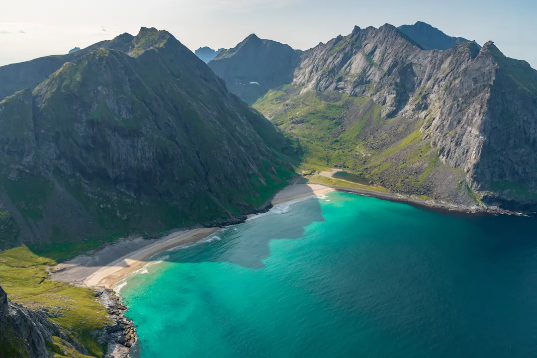 Luftaufnahme des Kvalvika Strandes an einem sonnigen Tag, Lofoten, Norwegen.