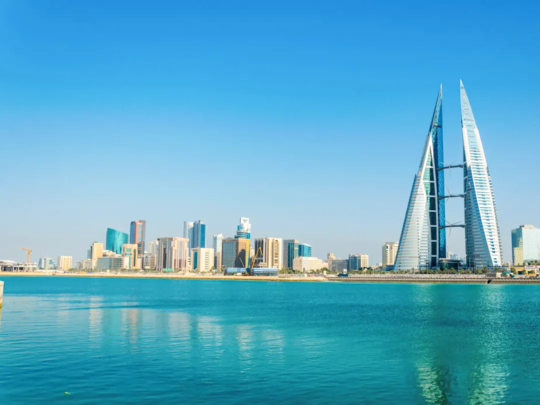 Bahrain, Manama Skyline mit Bahrain World Trade Center, Manama, Bahrain.