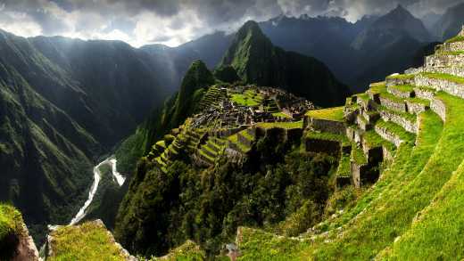 Blick_auf_Macchu_Picchu_mit_den_Andenlandschaft_im_Hintergrund