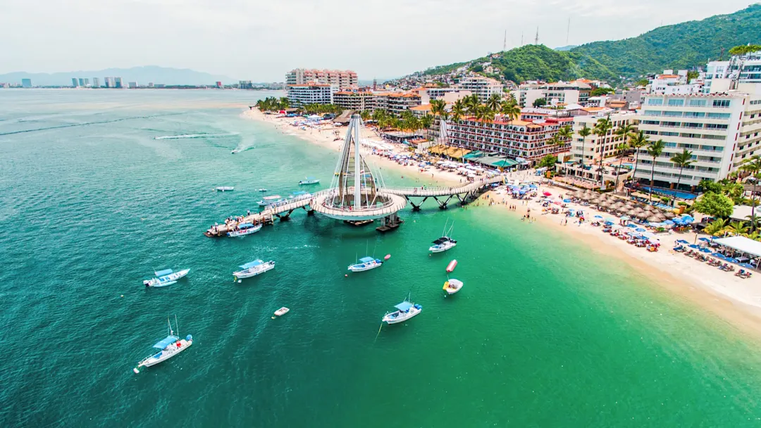 Luftaufnahme des Piers „El Malecón“ mit Booten und der Küste. Puerto Vallarta, Jalisco, Mexiko.