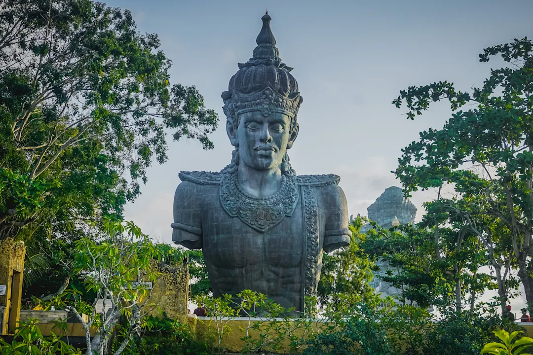 Indonesien, Bali, Garuda Wisnu Kencan Eine Statue des Gottes Vishnu im Garuda Wisnu Kencana Kulturpark, Bali, Indonesien.