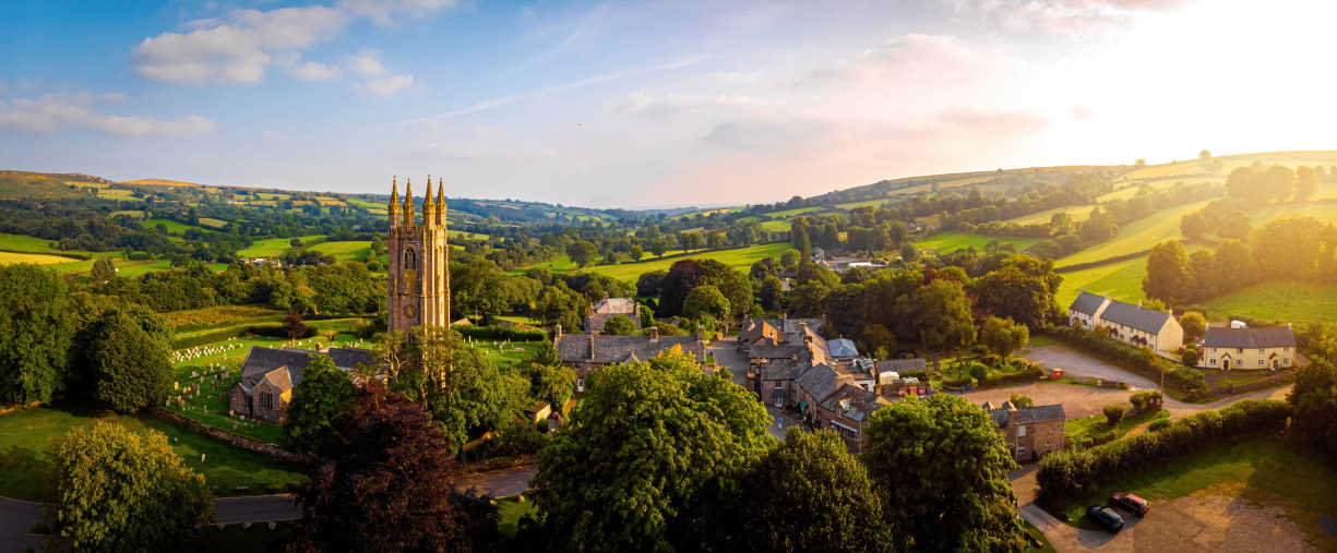 Luftaufnahme von Widecombe im Moor, einem Dorf und einer großen Gemeinde im Dartmoor Nationalpark in Devon 