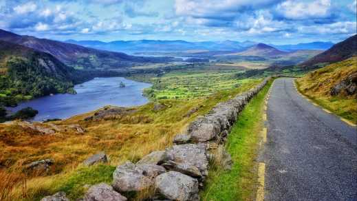 Die Straße über den Healy-Pass in der Grafschaft Kerry, Irland.