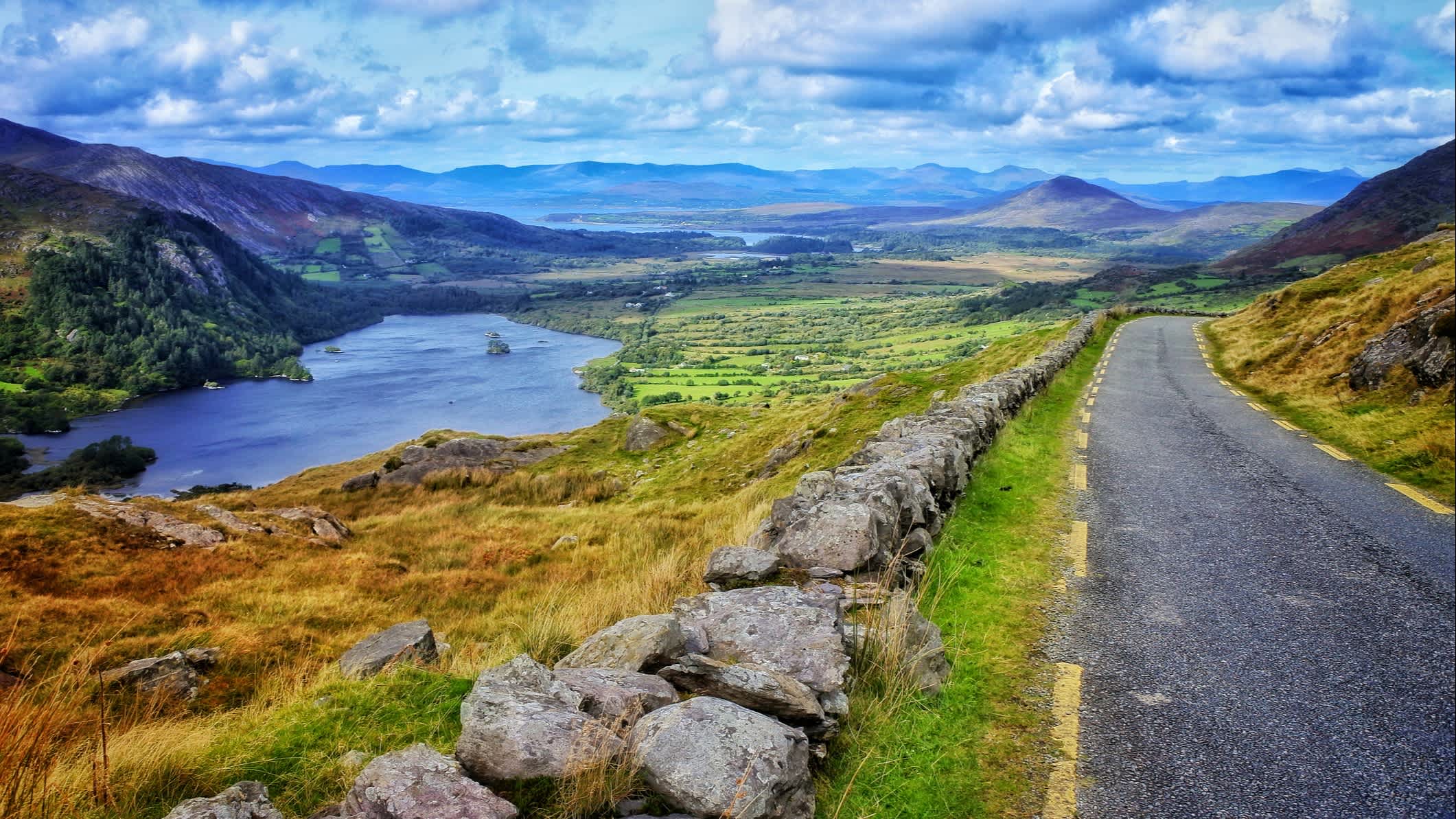 Die Straße über den Healy-Pass in der Grafschaft Kerry, Irland.