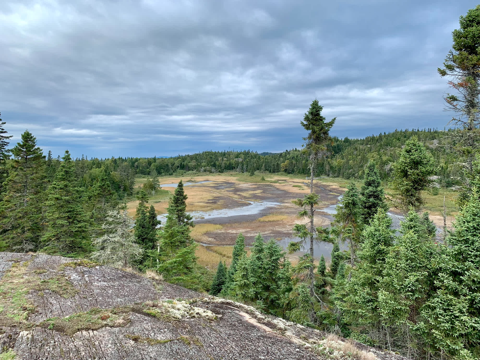 Le lac Halfway dans le parc national de Pukaskwa, près de Marathon, Ontario, Canada.

