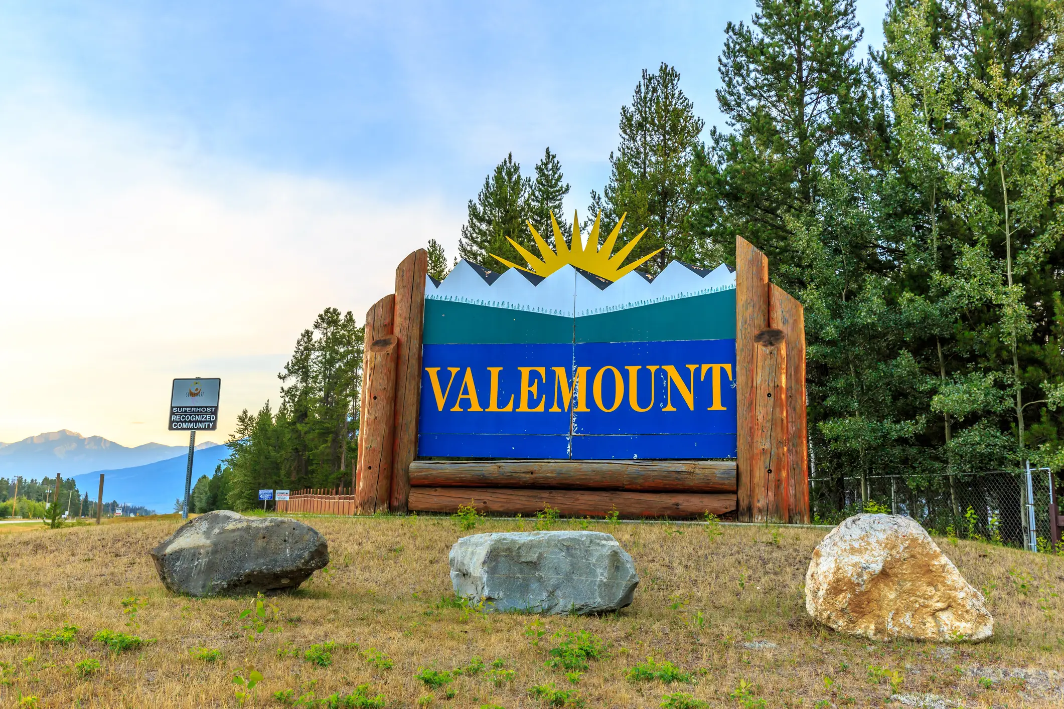 Valemount ist ein Dorf im Osten der kanadischen Provinz British Columbia. Auf dem Foto ist das Einfahrtsschild.

